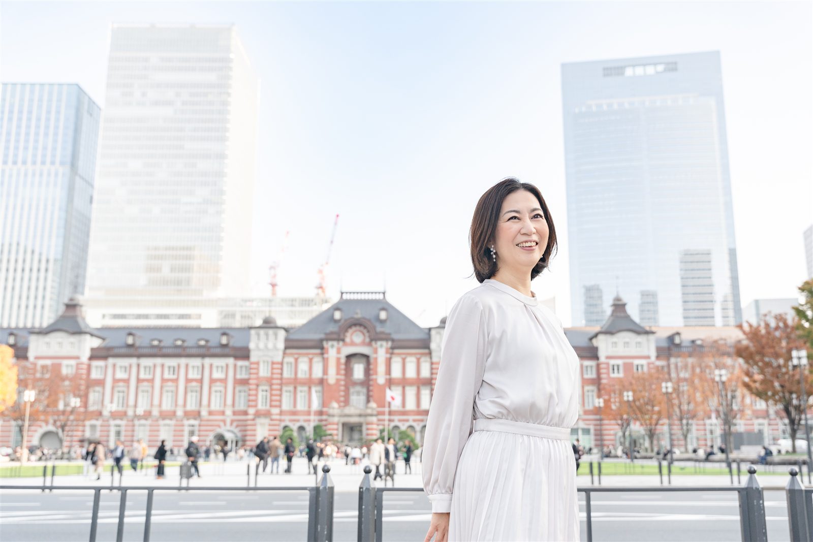 東京駅の前で、これからを見つめる中小企業診断士 伊藤明子