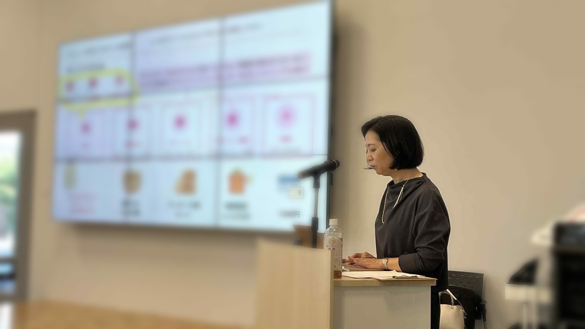 セミナーで登壇する女性中小企業診断士 伊藤明子