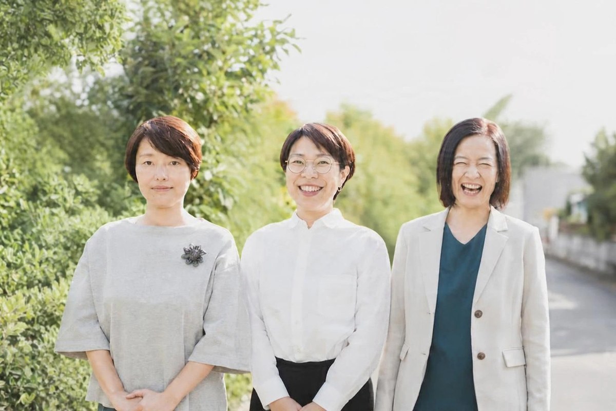 笑顔で並ぶ40代・50代の女性たち